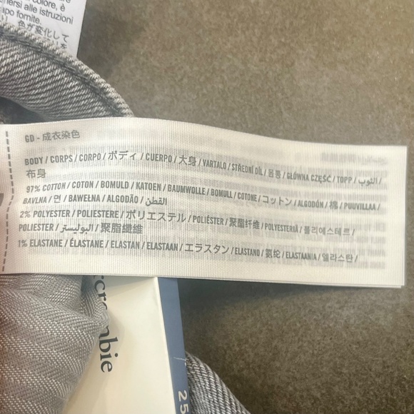 NWT Abercrombie and Fitch The Mom High Rise Jeans Light Grey Wash Size 0/25 - Picture 8 of 10